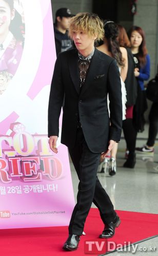 ҂Yˡ棺ӳQNichkhun
